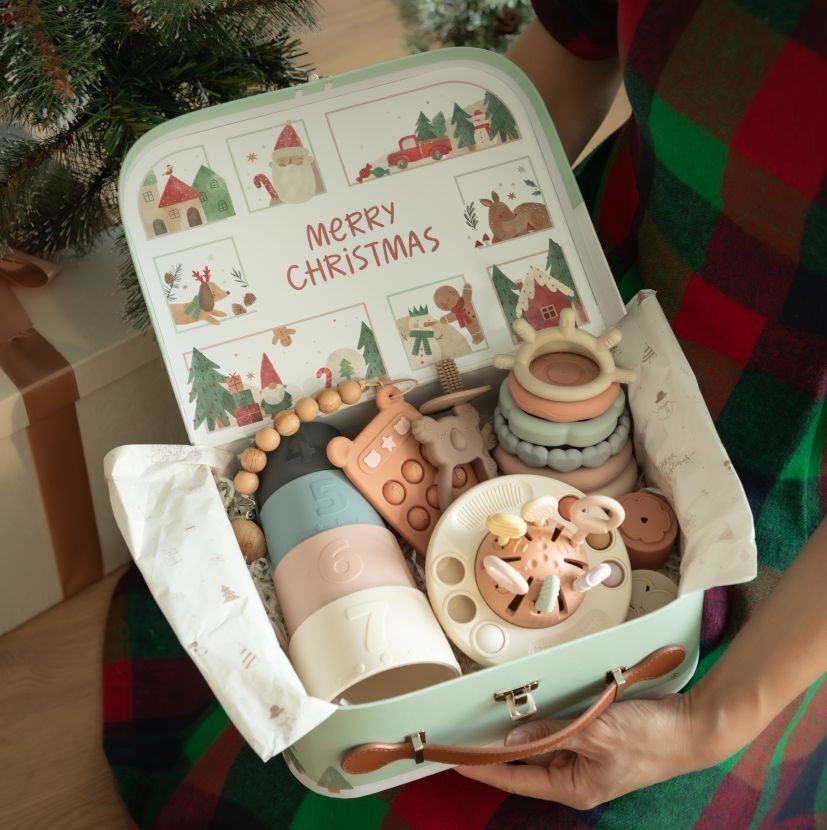 Modern parent using Moonkie food-grade silicone mealtime products with baby during feeding